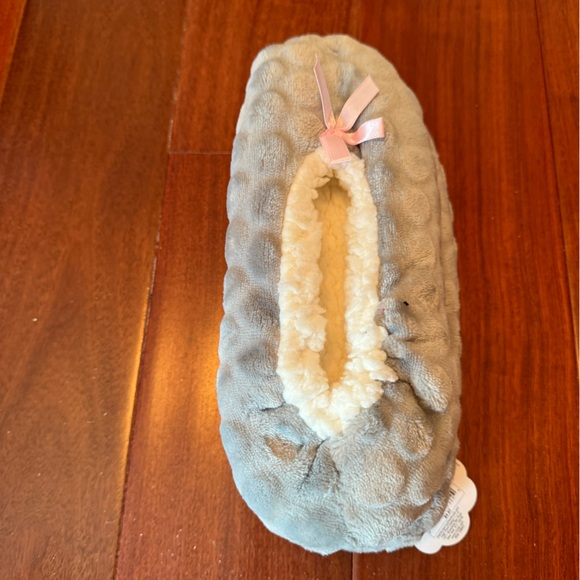 NWT Sock Slippers Size medium/large (for shoe sizes 8-10.5) - Picture 4 of 6